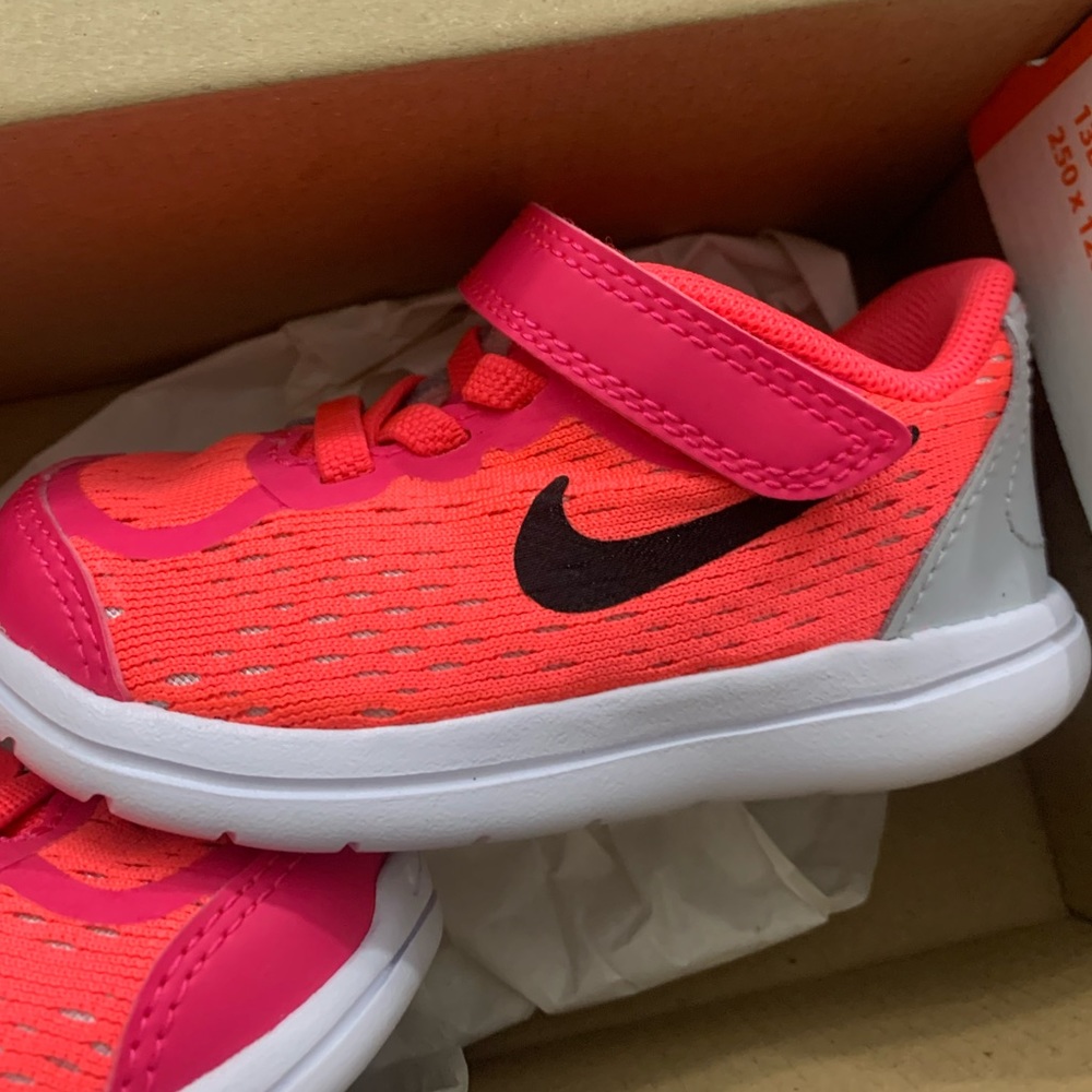 NEW- NIKE FLEX RUN RACER PINK SNEAKER